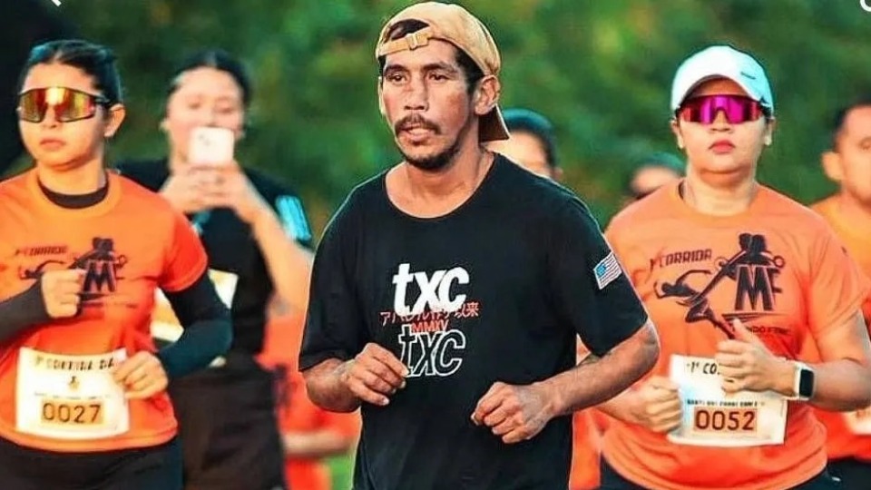 Homem embriagado e de chinelo completa corrida de 8km e ganha medalha homem-embriagado-e-de-chinelo-completa-corrida-de-8km-e-ganha-medalha