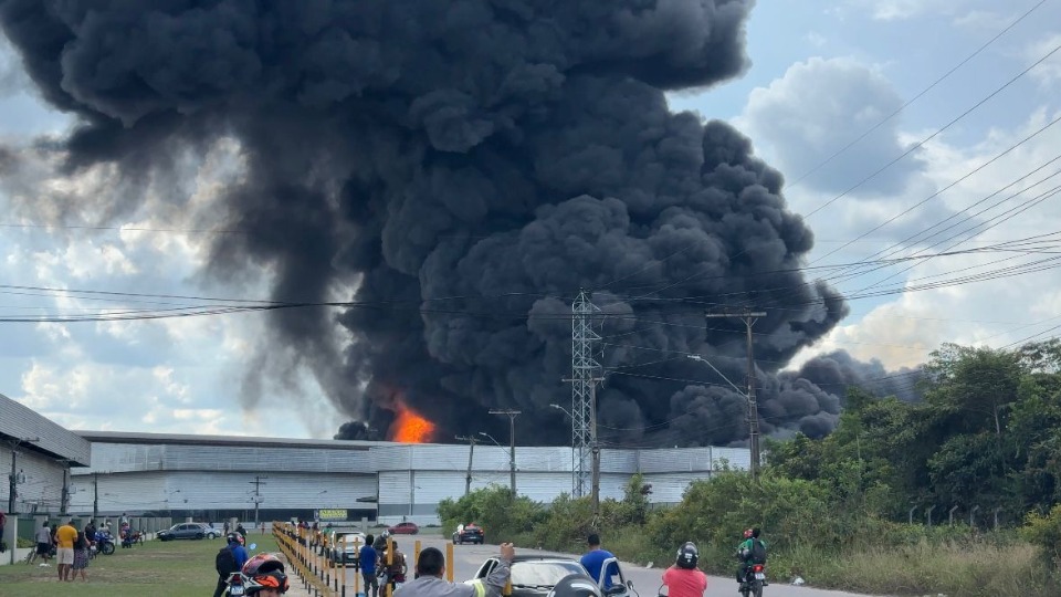 Incêndio de grandes proporções destrói fábrica na zona Leste de Manaus incendio-de-grandes-proporcoes-destroi-fabrica-na-zona-leste-de-manaus