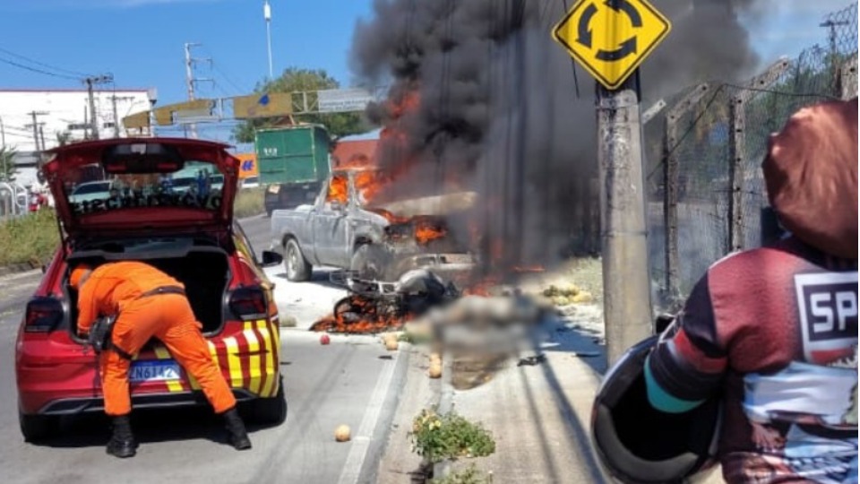 Vídeo: Motociclista morre carbonizado durante acidente video:-motociclista-morre-carbonizado-durante-acidente