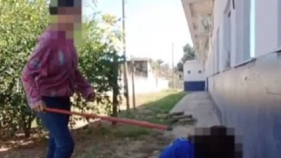 VÍDEO: aluna fica ajoelhada enquanto é brutalmente agredida por colegas video:-aluna-fica-ajoelhada-enquanto-e-brutalmente-agredida-por-colegas