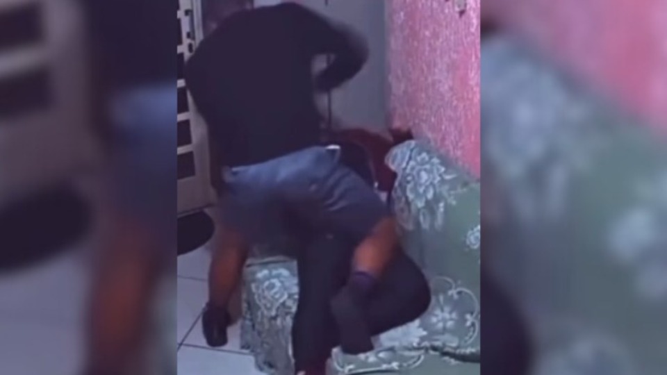 ALERTA GATILHO: fisiculturista agride namorada e vídeo vaza nas redes sociais alerta-gatilho:-fisiculturista-agride-namorada-e-video-vaza-nas-redes-sociais