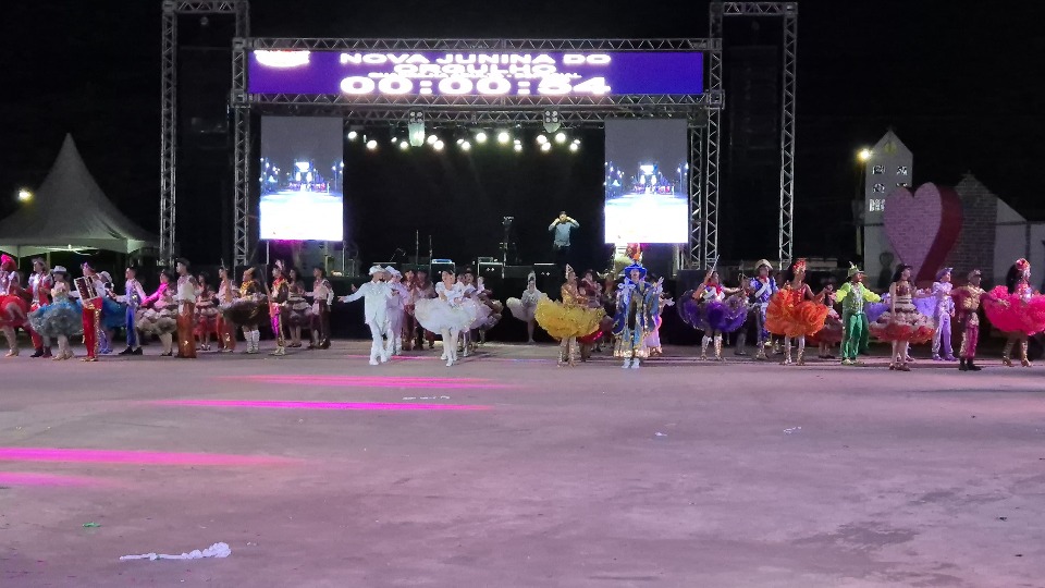 VÍDEO: Nova Junina do Orgulho encanta no Flor do Maracujá com o tema 'O Sonho de um Vaqueiro' video:-nova-junina-do-orgulho-encanta-no-flor-do-maracuja-com-o-tema-'o-sonho-de-um-vaqueiro'