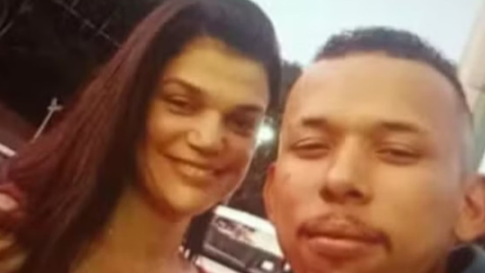 Casal é encontrado sem as roupas após carro cair de rampa de voo livre casal-e-encontrado-sem-as-roupas-apos-carro-cair-de-rampa-de-voo-livre