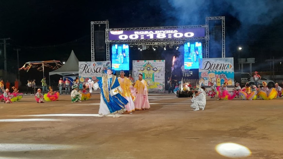 VÍDEO: Quadrilha Mirim Rosa Divina encanta com o tema 'Carrossel dos Meus Sonhos' video:-quadrilha-mirim-rosa-divina-encanta-com-o-tema-'carrossel-dos-meus-sonhos'
