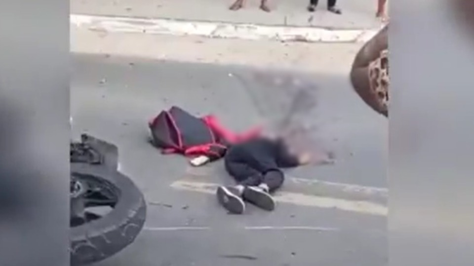 VÍDEO: criança de 6 anos cai de moto e tem cabeça esmagada por ônibus video:-crianca-de-6-anos-cai-de-moto-e-tem-cabeca-esmagada-por-onibus