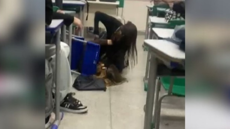 “Olha a minha cara! Vou acabar com ela”, disse aluna após tesourada “olha-a-minha-cara!-vou-acabar-com-ela”,-disse-aluna-apos-tesourada