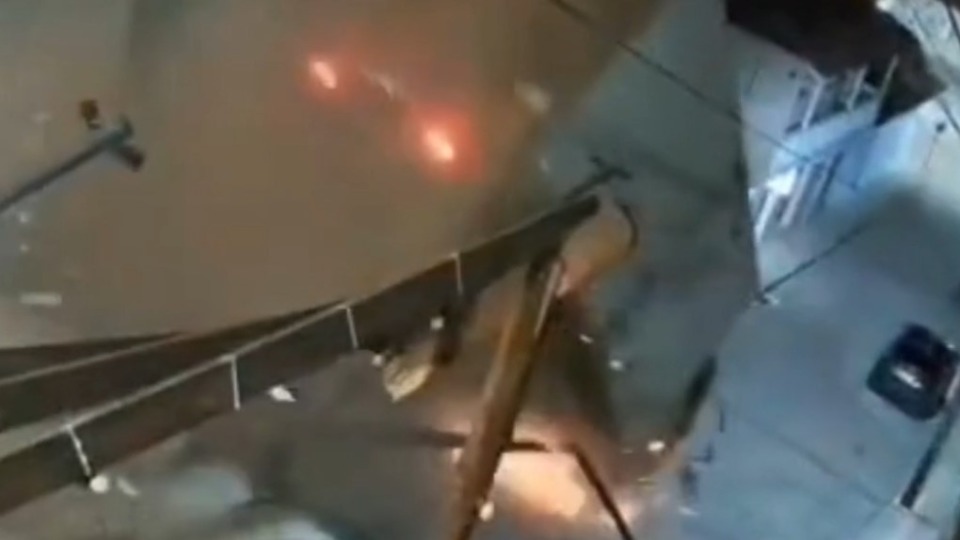VÍDEO: Caminhão de morangos perde freio, invade praça e destrói carros video:-caminhao-de-morangos-perde-freio,-invade-praca-e-destroi-carros