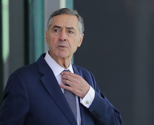 Filho de Barroso decide não retornar aos EUA após sanções de Trump filho-de-barroso-decide-nao-retornar-aos-eua-apos-sancoes-de-trump