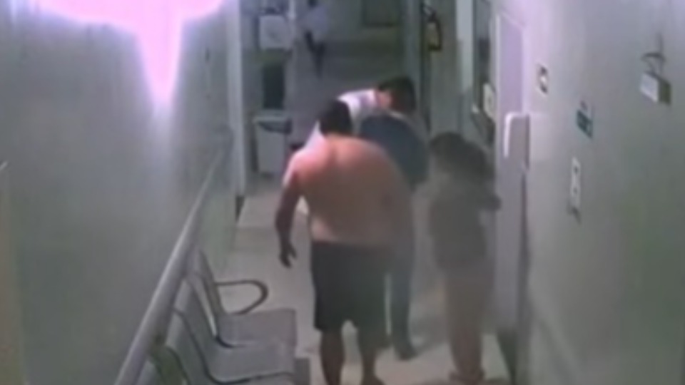VÍDEO: Bebê de 40 dias engasgada com leite é salva por equipe de enfermagem video:-bebe-de-40-dias-engasgada-com-leite-e-salva-por-equipe-de-enfermagem