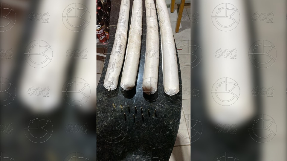 PM prende mulher com explosivos e munições em residência na zona Leste pm-prende-mulher-com-explosivos-e-municoes-em-residencia-na-zona-leste
