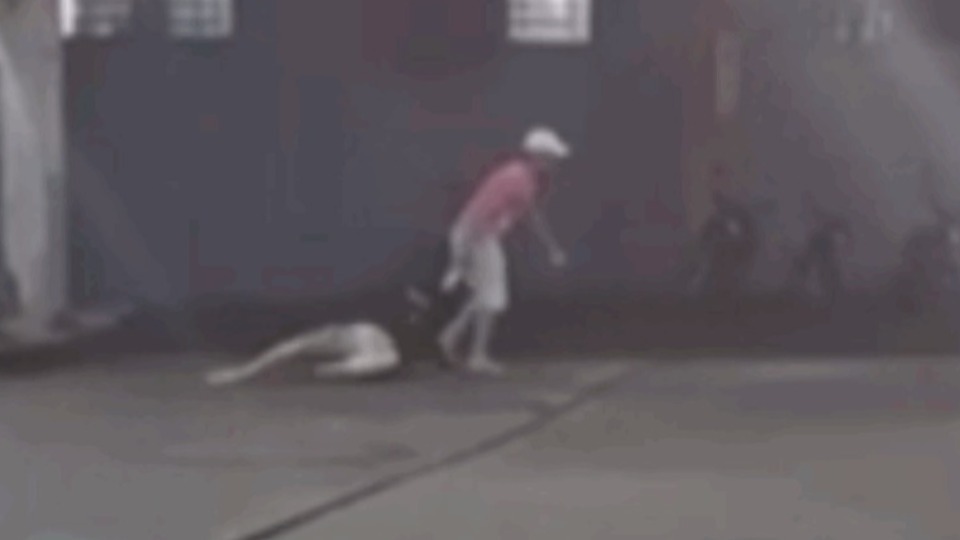VÍDEO: homem agride e arrasta namorada pelos cabelos em posto de combustível video:-homem-agride-e-arrasta-namorada-pelos-cabelos-em-posto-de-combustivel