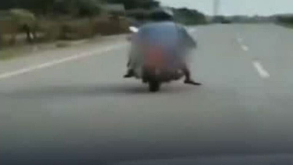 VÍDEO: marido leva corpo da esposa em moto após atropelamento e falta de socorro video:-marido-leva-corpo-da-esposa-em-moto-apos-atropelamento-e-falta-de-socorro