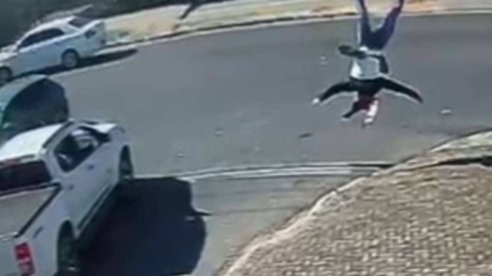 VÍDEO: motociclista colide com carro em cruzamento e video:-motociclista-colide-com-carro-em-cruzamento-e