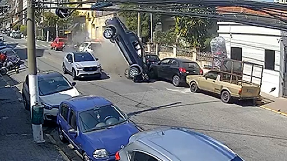 VÍDEO: Carro perde controle e atinge oito veículos estacionados video:-carro-perde-controle-e-atinge-oito-veiculos-estacionados