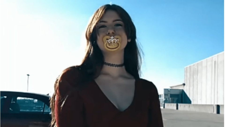 NOVA MODA? Jovens adultos usam chupeta para aliviar estresse nova-moda?-jovens-adultos-usam-chupeta-para-aliviar-estresse