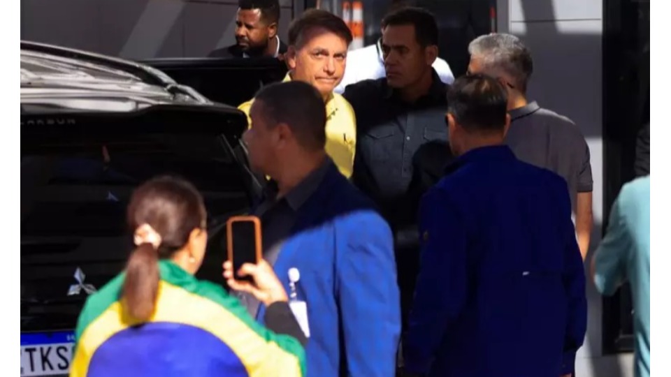 Bolsonaro chega a hospital para exames após crises de soluços e refluxo bolsonaro-chega-a-hospital-para-exames-apos-crises-de-solucos-e-refluxo