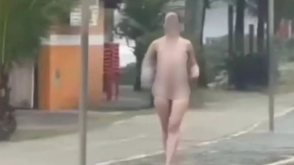 Vídeo: mulher nua é abordada na praia e confessa ter matado o pai video:-mulher-nua-e-abordada-na-praia-e-confessa-ter-matado-o-pai