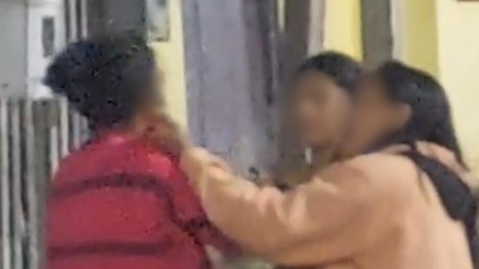 Vídeo mostra mulher sendo agredida por outras a mando de traficantes video-mostra-mulher-sendo-agredida-por-outras-a-mando-de-traficantes