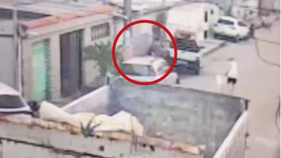 VÍDEO: homem é preso após tentar matar vizinho a facadas video:-homem-e-preso-apos-tentar-matar-vizinho-a-facadas