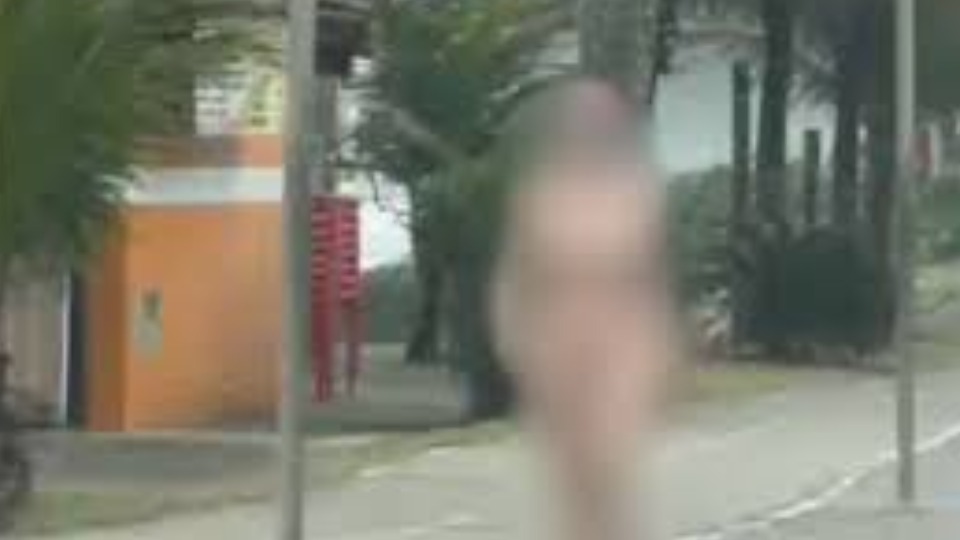 Mulher mata próprio pai com 20 facadas, sai nua em rua e diz que era abusada por ele mulher-mata-proprio-pai-com-20-facadas,-sai-nua-em-rua-e-diz-que-era-abusada-por-ele