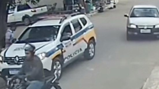 VÍDEO: Homem finge pedir ajuda, esfaqueia policial dentro de viatura e é morto em MG video:-homem-finge-pedir-ajuda,-esfaqueia-policial-dentro-de-viatura-e-e-morto-em-mg
