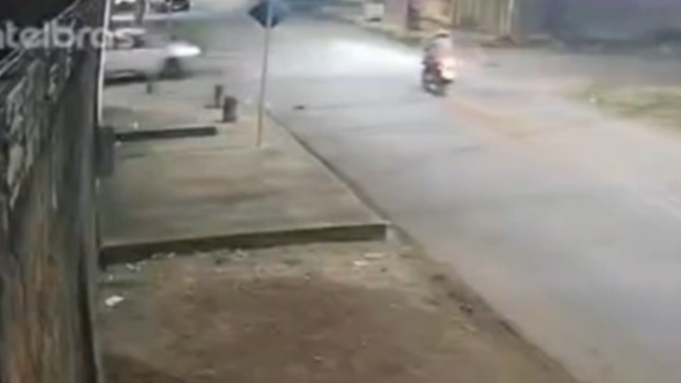 VÍDEO: Motociclista morre em acidente com carro elétrico na zona Sul de Porto Velho video:-motociclista-morre-em-acidente-com-carro-eletrico-na-zona-sul-de-porto-velho