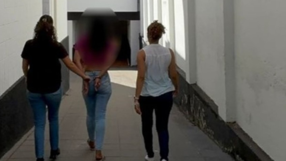 Mãe consumia drogas com filhos menores e os usava como mae-consumia-drogas-com-filhos-menores-e-os-usava-como