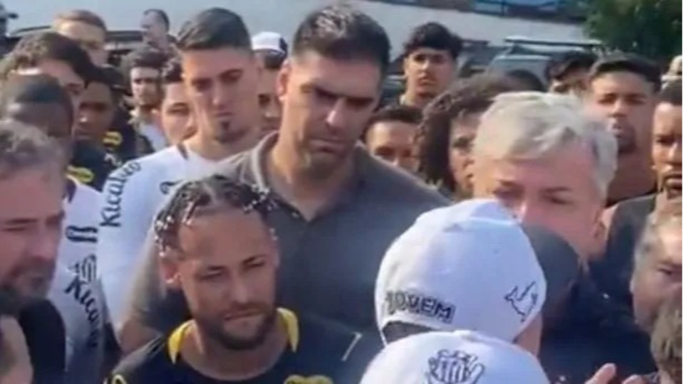 VÍDEO: Invasão ao CT do Santos teve portão quebrado, cobrança a Neymar e ameaças video:-invasao-ao-ct-do-santos-teve-portao-quebrado,-cobranca-a-neymar-e-ameacas