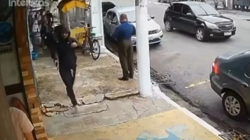 Vídeo: homem é assassinado a tiros a luz do dia video:-homem-e-assassinado-a-tiros-a-luz-do-dia