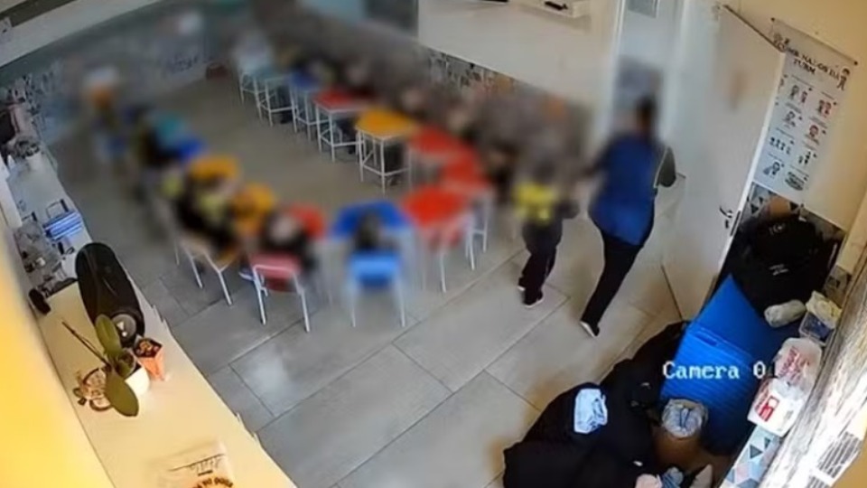 VÍDEO: professora agride aluno de 4 anos com livros na cabeça video:-professora-agride-aluno-de-4-anos-com-livros-na-cabeca