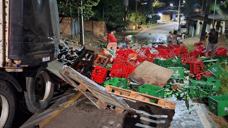 VÍDEO: Vagão de carreta se solta e carga de bebidas é saqueada por moradores em Porto Velho video:-vagao-de-carreta-se-solta-e-carga-de-bebidas-e-saqueada-por-moradores-em-porto-velho