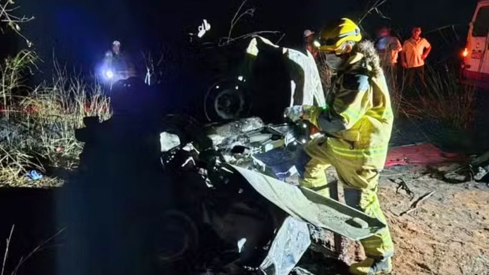 Carreta atinge carro e mata cinco pessoas; bebê está entre as vítimas carreta-atinge-carro-e-mata-cinco-pessoas;-bebe-esta-entre-as-vitimas