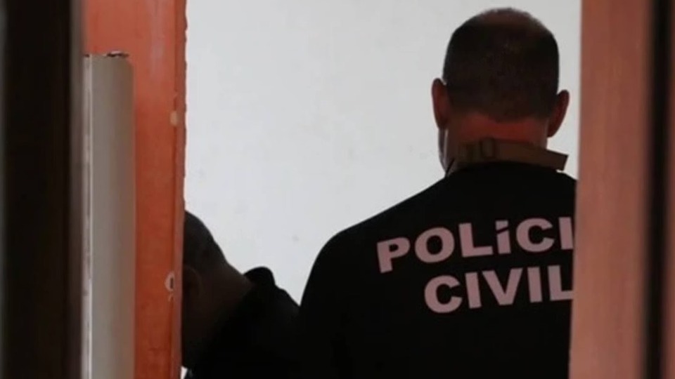 Homem é preso por estuprar filha e ter 2 bebês com ela homem-e-preso-por-estuprar-filha-e-ter-2-bebes-com-ela