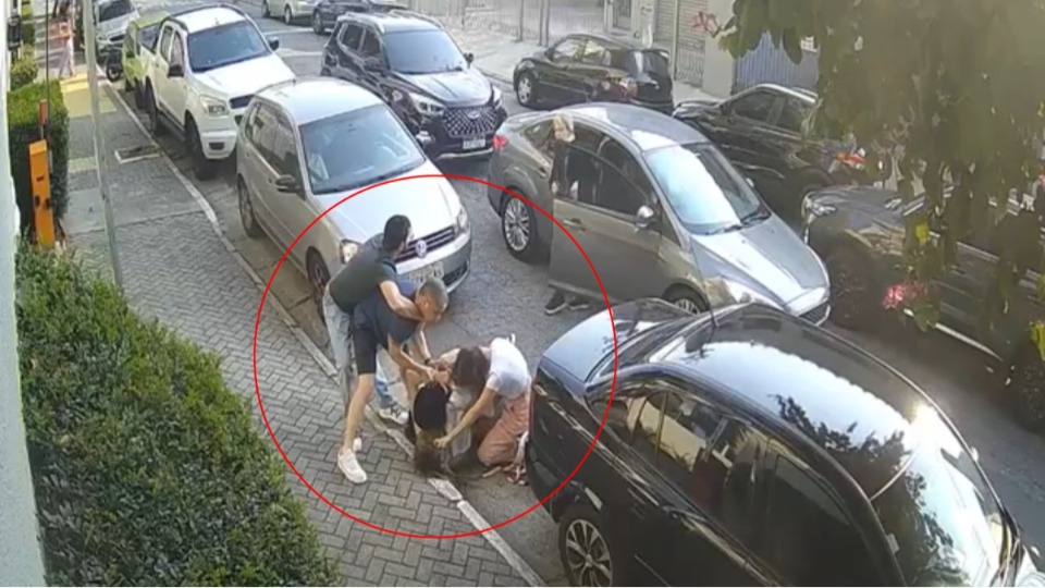 Vídeo: casais trocam socos e puxões de cabelo durante briga por vaga video:-casais-trocam-socos-e-puxoes-de-cabelo-durante-briga-por-vaga