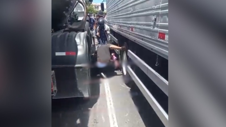 VÍDEO: acidente grave deixa motociclista preso entre caminhões video:-acidente-grave-deixa-motociclista-preso-entre-caminhoes