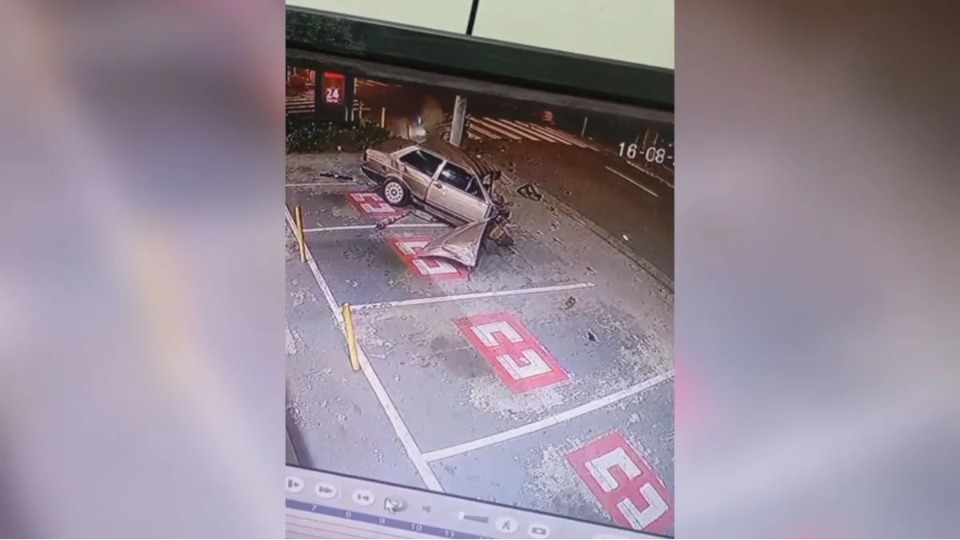 Vídeo: carro parte ao meio após colisão contra poste de energia video:-carro-parte-ao-meio-apos-colisao-contra-poste-de-energia