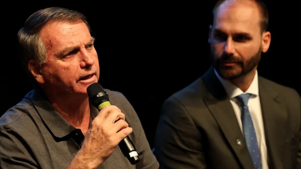 Bolsonaro e Eduardo transferiram R$ 2 milhões parcelados para evitar alertas, aponta PF bolsonaro-e-eduardo-transferiram-r$-2-milhoes-parcelados-para-evitar-alertas,-aponta-pf