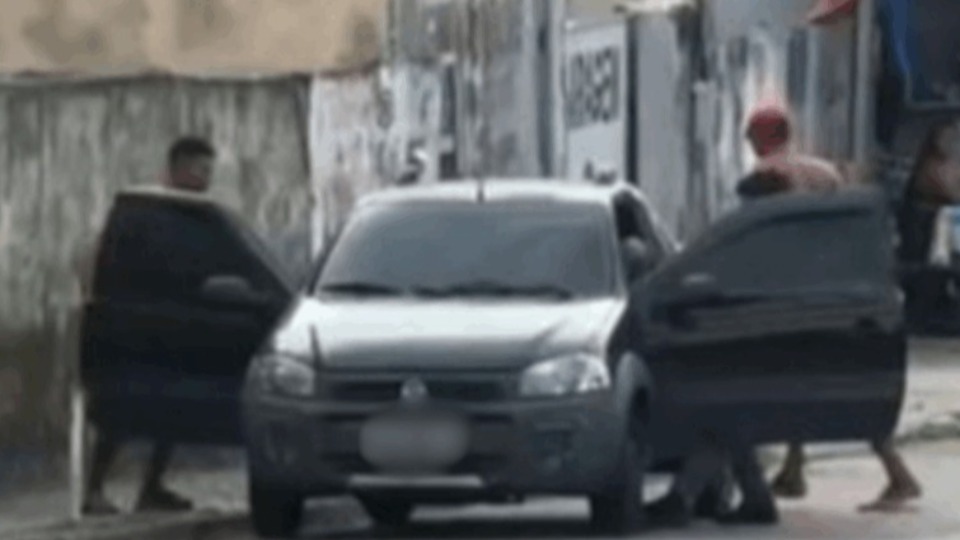 VÍDEO: suspeito de se masturbar dentro do carro e assediar mulher é agredido pela população video:-suspeito-de-se-masturbar-dentro-do-carro-e-assediar-mulher-e-agredido-pela-populacao