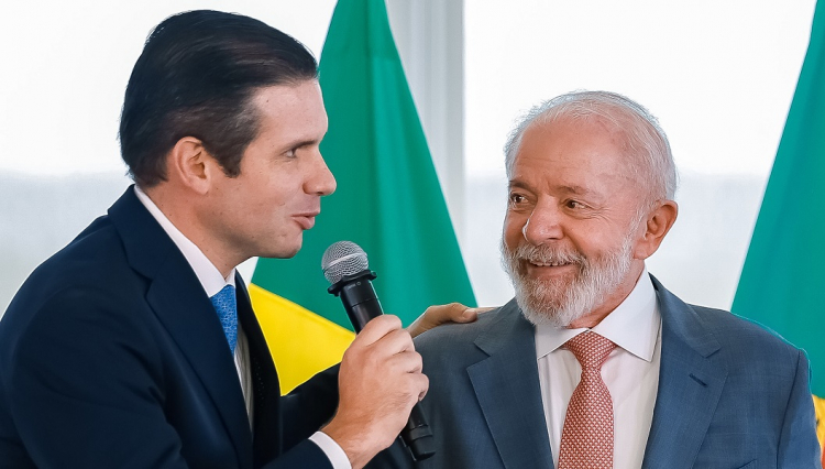 Lula pressiona Hugo Motta por cassação de Eduardo Bolsonaro lula-pressiona-hugo-motta-por-cassacao-de-eduardo-bolsonaro