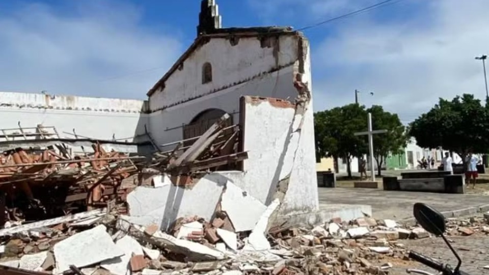 Igreja desaba e apenas parede com imagem de Cristo fica intacta igreja-desaba-e-apenas-parede-com-imagem-de-cristo-fica-intacta