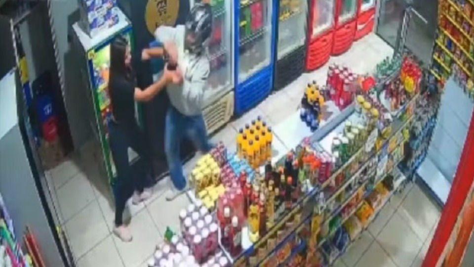 VÍDEO: funcionária reage a tentativa de roubo, mas suspeito foge com celular video:-funcionaria-reage-a-tentativa-de-roubo,-mas-suspeito-foge-com-celular