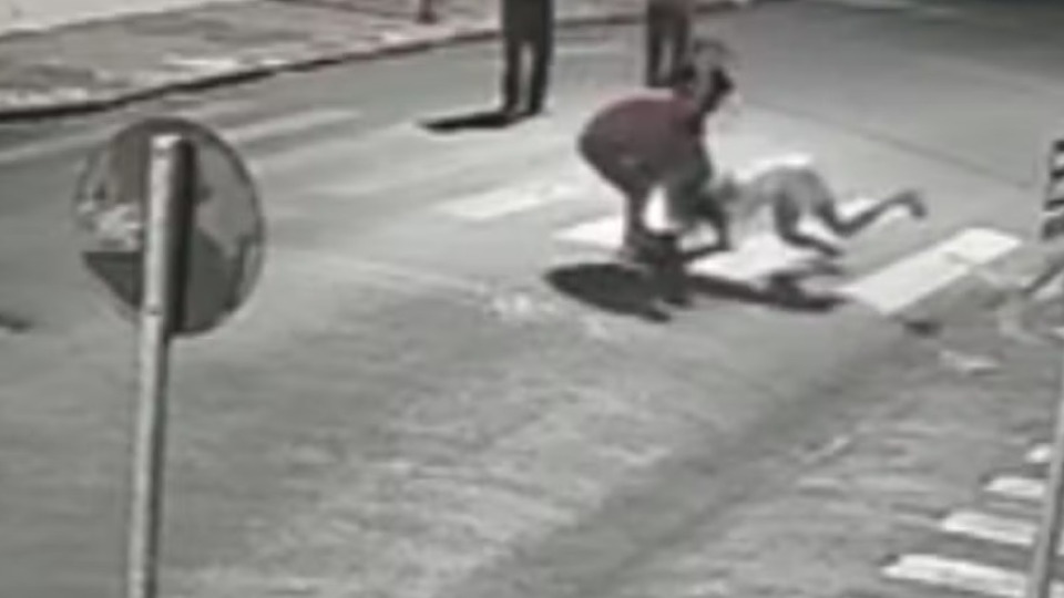 VÍDEO: grávida de 18 anos é agredida com chutes, socos e puxões de cabelo video:-gravida-de-18-anos-e-agredida-com-chutes,-socos-e-puxoes-de-cabelo