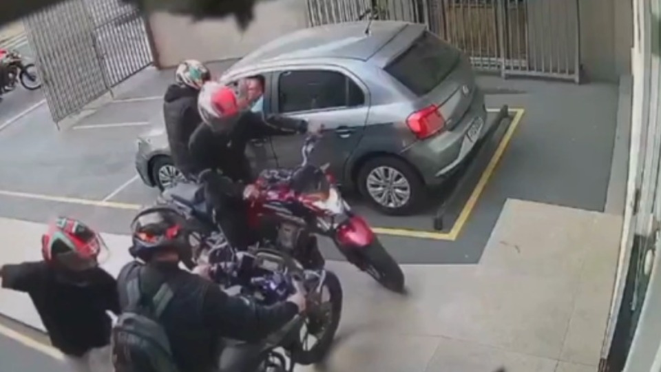 VÍDEO: policial de folga reage a tentativa de assalto; suspeito é baleado video:-policial-de-folga-reage-a-tentativa-de-assalto;-suspeito-e-baleado