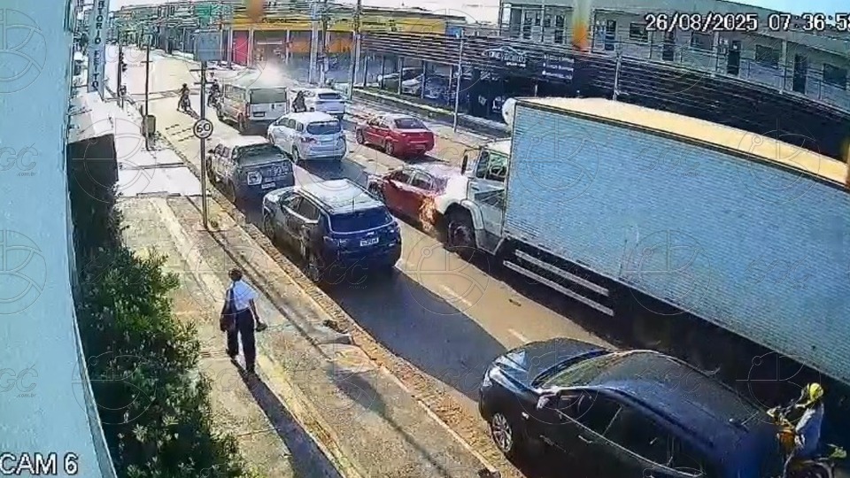 VÍDEO: Caminhão desgovernado atinge veículos e deixa feridos em semáforo no Centro video:-caminhao-desgovernado-atinge-veiculos-e-deixa-feridos-em-semaforo-no-centro