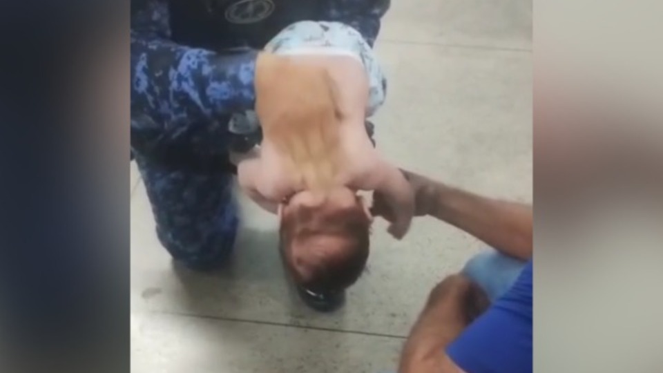 VÍDEO: bebê de 2 meses é salvo após engasgar com leite materno video:-bebe-de-2-meses-e-salvo-apos-engasgar-com-leite-materno