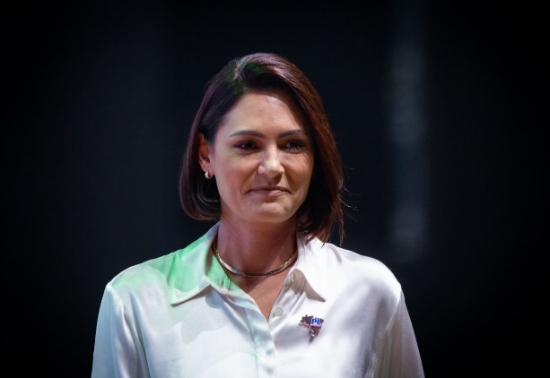 Michelle fala em ‘humilhação’ após Moraes mandar polícia monitorar sua casa michelle-fala-em-‘humilhacao’-apos-moraes-mandar-policia-monitorar-sua-casa