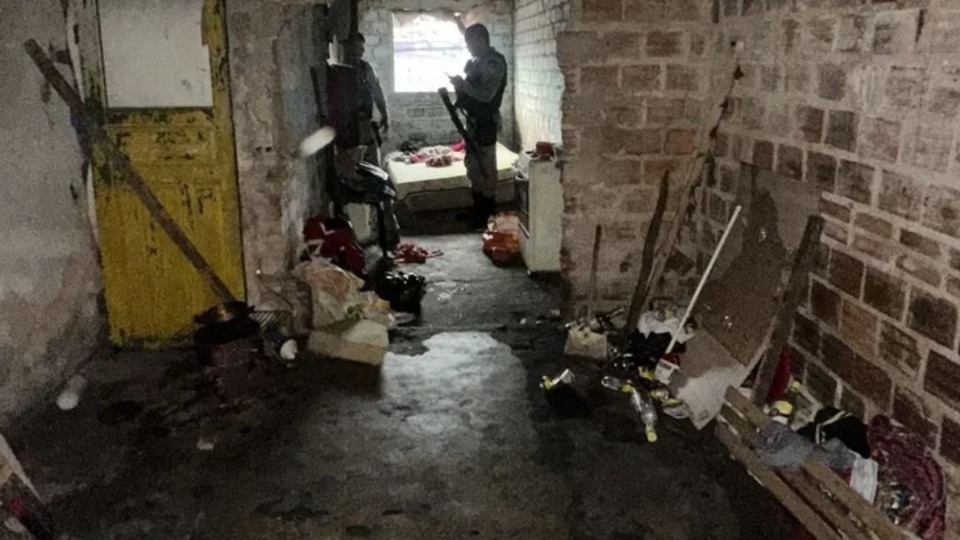 Mulher é resgatada após ser mantida 20 dias em cárcere pelo ex-marido mulher-e-resgatada-apos-ser-mantida-20-dias-em-carcere-pelo-ex-marido