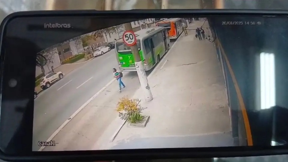 Vídeo: mulher morre atropelada por ônibus video:-mulher-morre-atropelada-por-onibus