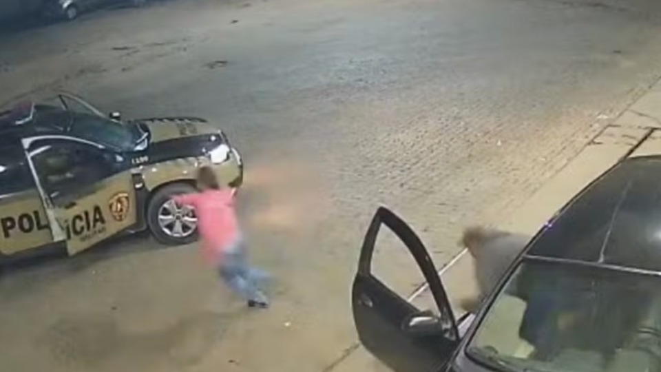VÍDEO: mulher estuprada e sequestrada ‘salta’ de carro do ex para pedir ajuda video:-mulher-estuprada-e-sequestrada-‘salta’-de-carro-do-ex-para-pedir-ajuda