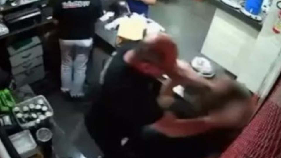 VÍDEO: pai é preso após chutar e puxar cabelos de filha dentro de pizzaria video:-pai-e-preso-apos-chutar-e-puxar-cabelos-de-filha-dentro-de-pizzaria